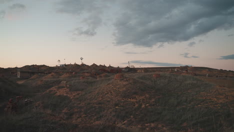 vista de viejas chimeneas de hornos de ladrillo en la españa rural con un vasto paisaje