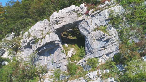 Hermosa-Ventana-Natural-En-La-Montaña