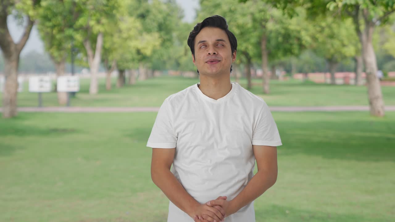 자연 속에서 휴식을 취하는 행복한 인도인