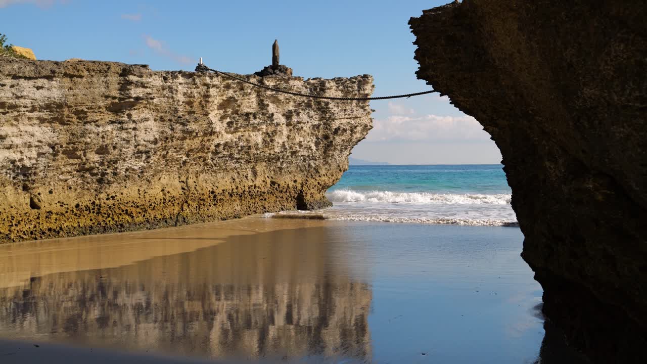 impresionante paisaje oceánico con pequeña bahía de entrada y olas en cámara lenta