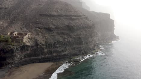 Vista-Aérea-De-La-Playa-De-Gui-Gui,-Las-Palmas-De-Gran-Canaria-Durante-Calima,-Imágenes-De-Drones-De-4k-7