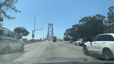 Conduciendo-Sobre-El-Gran-Puente-De-La-Bahía