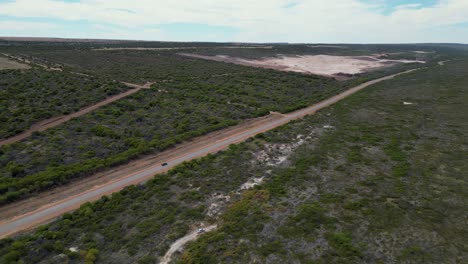 Staubige-Autobahn-Durch-Sandiges-Gelände-In-Westaustralien---Australien