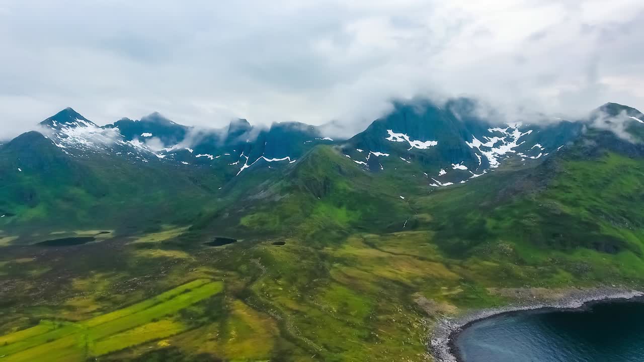 Mefjordvær, øya Senja. Vakkert naturlandskap i Norge.
