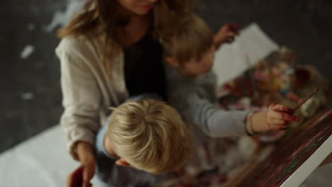 Erfahrene-Leute,-Die-Drinnen-Zeichnen.-Familie-Malt-Gemeinsam-Ein-Bild-In-Der-Kunstschule.