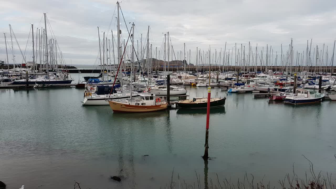 Porto turistico di Howth sul Mare d'Irlanda - un bellissimo luogo simbolo