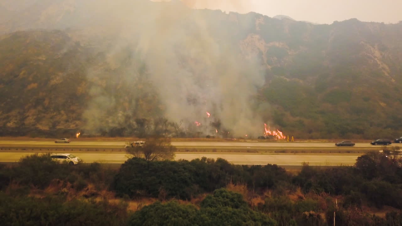 101번 고속도로를 따라 벤추라 카운티에서 거대한 토마스 화재와 싸우는 소방관들의 항공