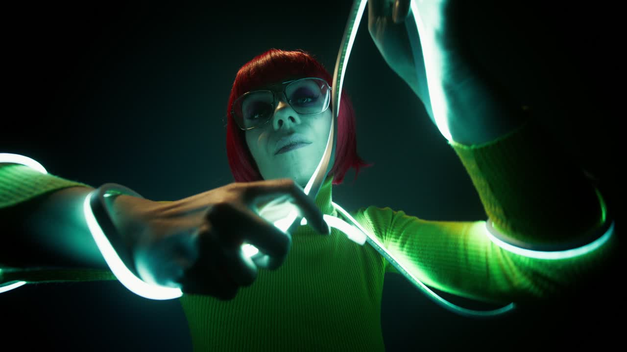 mujer con luces de neón