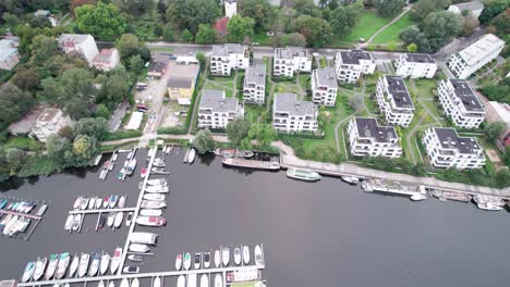 Paso-Elevado-De-Condominios-De-Lujo-De-Bienes-Raíces-En-Berlín