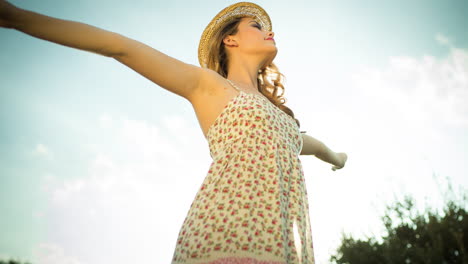 Hermosa-Mujer-Posando-Con-Vestido-Al-Aire-Libre