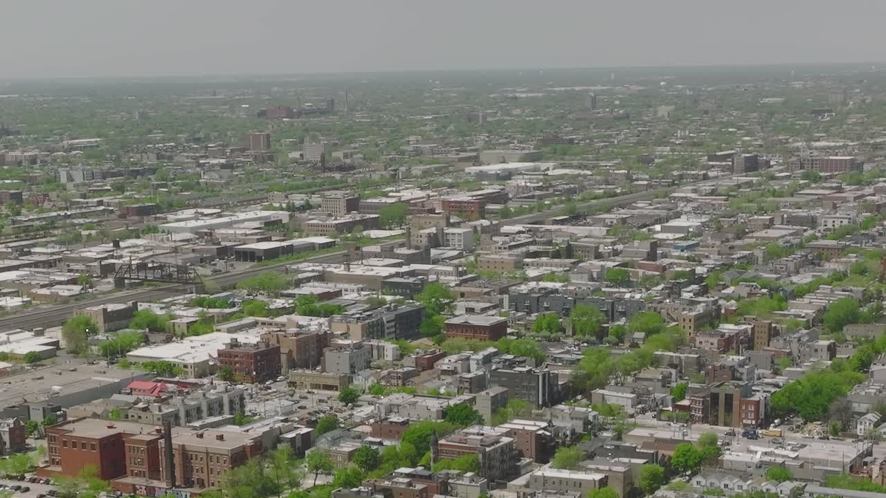Aerial view of urban greenery and buildings in Chicago, USA