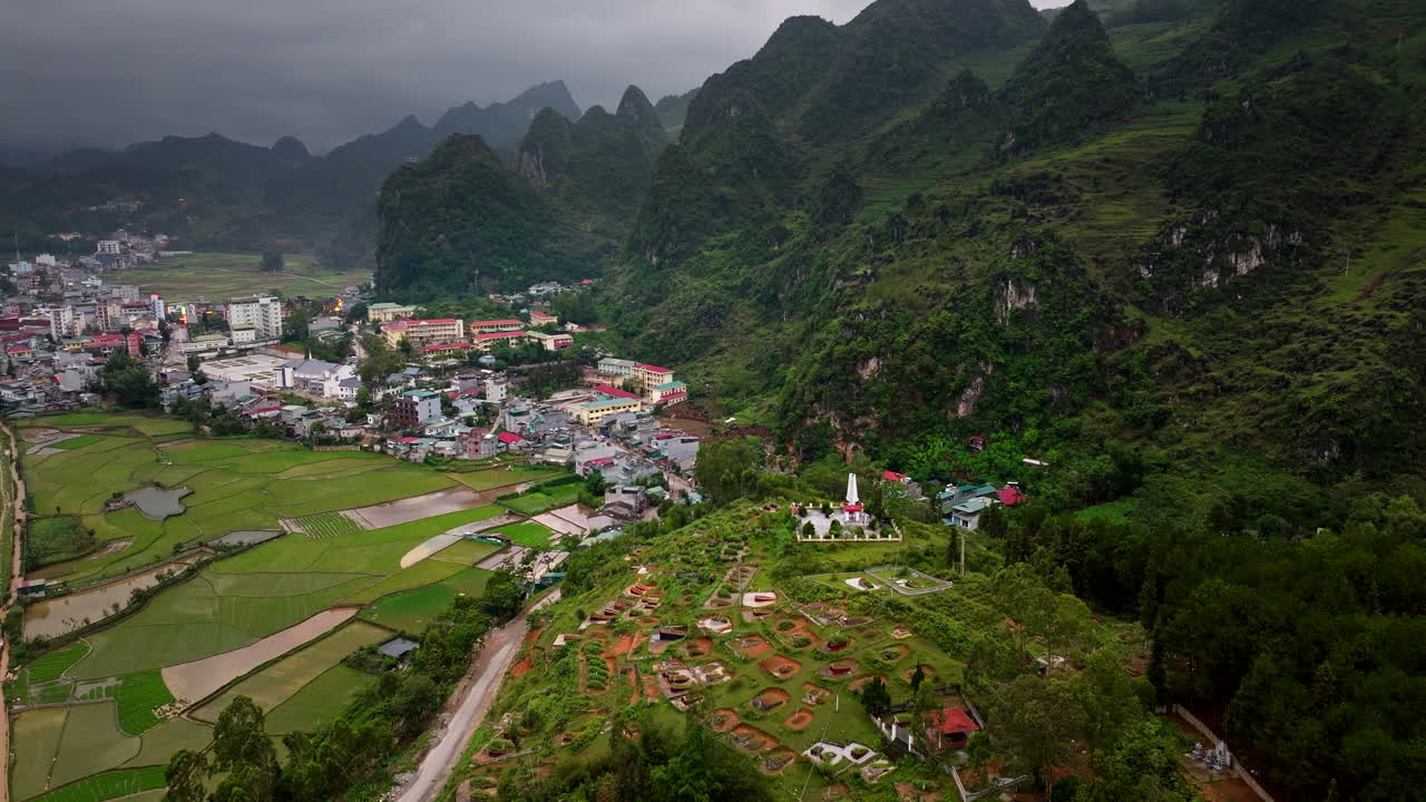 호지앙 루프에 있는 둥반 군사 묘지에 있는 군인들의 무덤, 비가 내리는 하늘 아래의 베트남 시골의 놀라운 풍경, 공중 파노라마 뷰