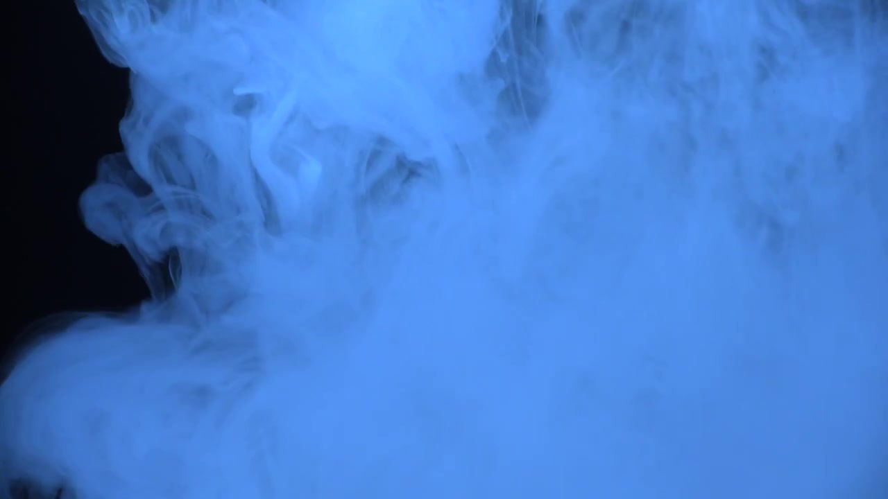 Fumo blu nuvoloso che turbina in un ambiente buio.