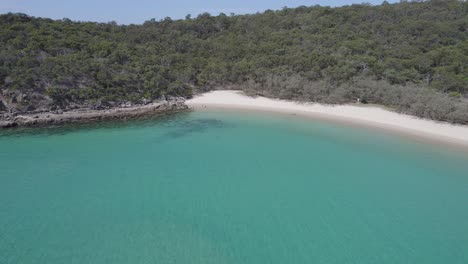 Long-Beach-En-Great-Keppel-Island-En-Queensland,-Australia---Toma-Aérea-De-Drones