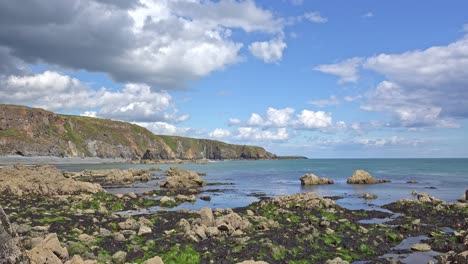 Lugares-épicos-De-Irlanda,-Mareas-Bajas-Y-Nubes,-La-Espectacular-Costa-De-Waterford,-Irlanda-En-Verano