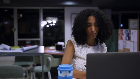 Businesswoman-working-on-laptop-in-a-modern-office