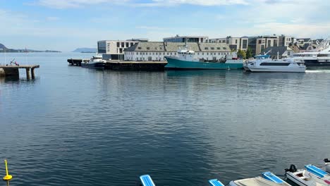 Schnellboot-Verlässt-Den-Hafen-Von-Alesund-An-Einem-Sonnigen-Tag