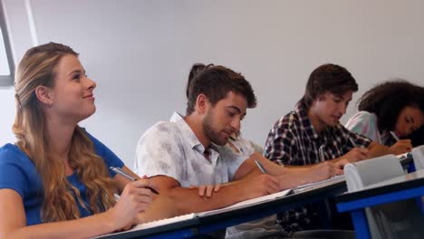 estudiantes tomando notas en la clase