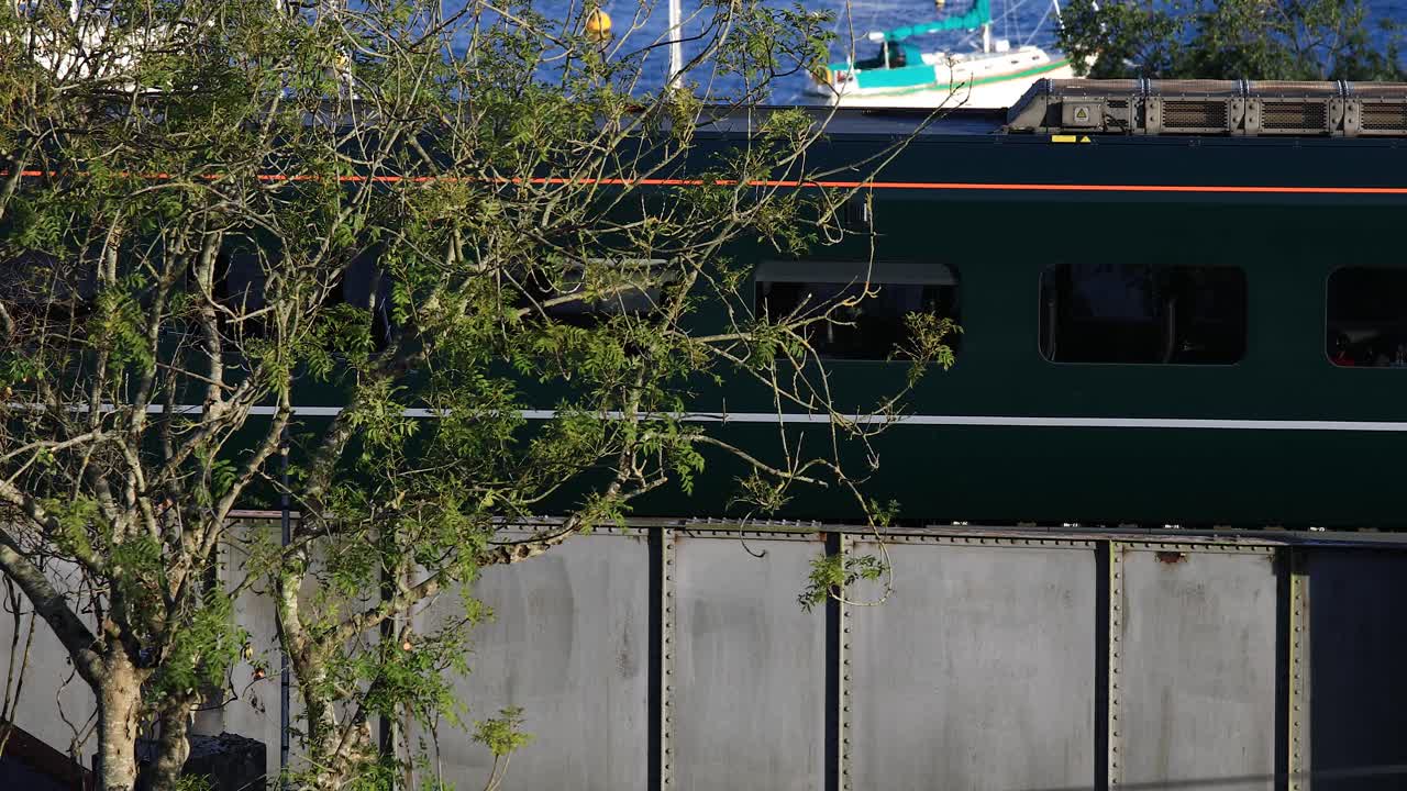 그레이트 웨스턴 철도 열차는 콘월의 살타시 기차역에서 출발하는 측면 전망을 갖춘 로열 앨버트 다리를 건넌다