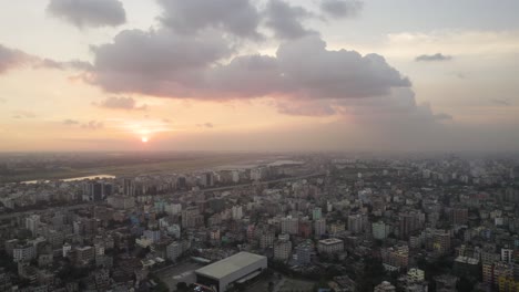 Drohnenvideo-Zeigt-Die-Farbenfrohe-Abendskyline-Der-Stadt-Dhaka-In-Bangladesch