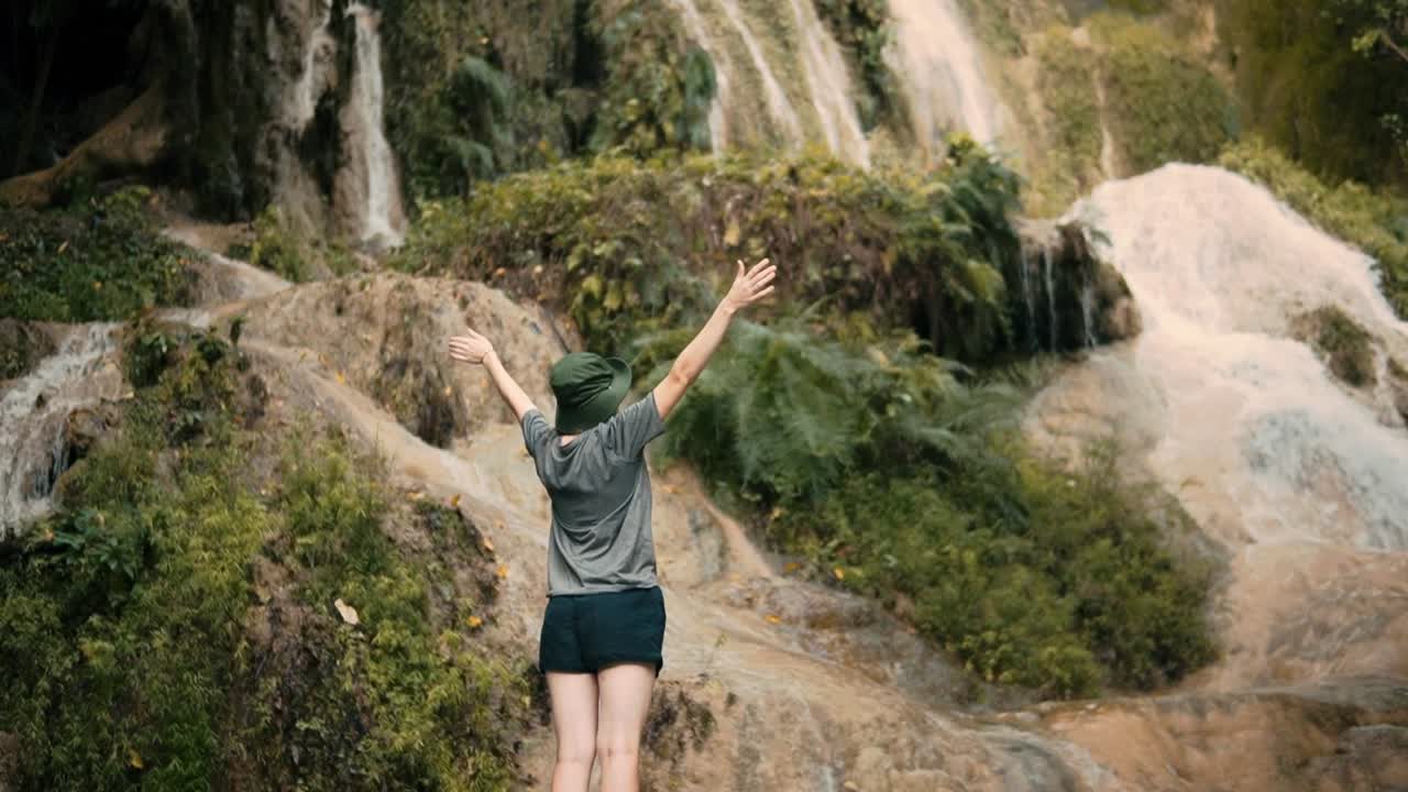 niña viajando a través de tailandia en el parque nacional de erawan y la cascada