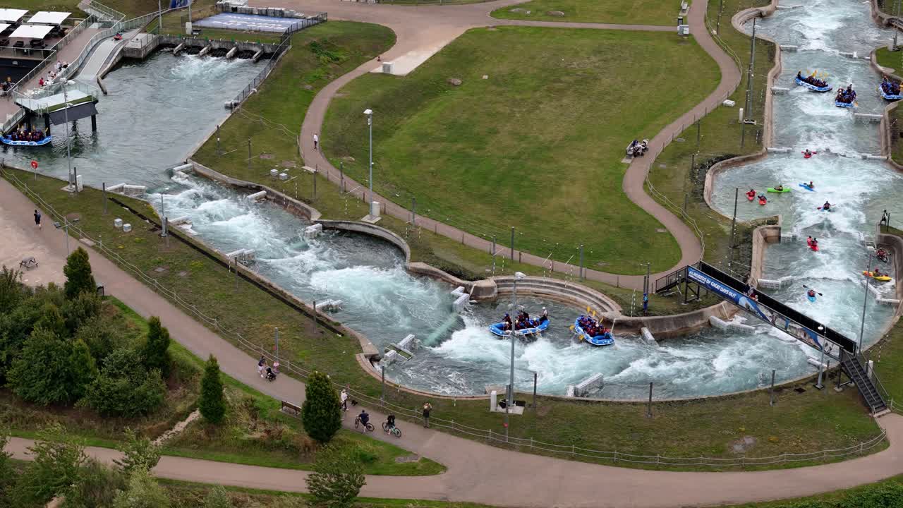 vista aérea dando vueltas por encima de lee valley centro de agua blanca hinchable rafting curso de entrenamiento esquina