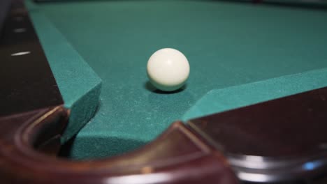 spieler versenkt schwarzen 8-ball in ecktasche, um billard zu gewinnen