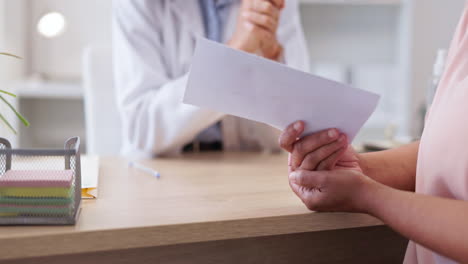 mujer, médico y manos con nota de enfermedad para el paciente