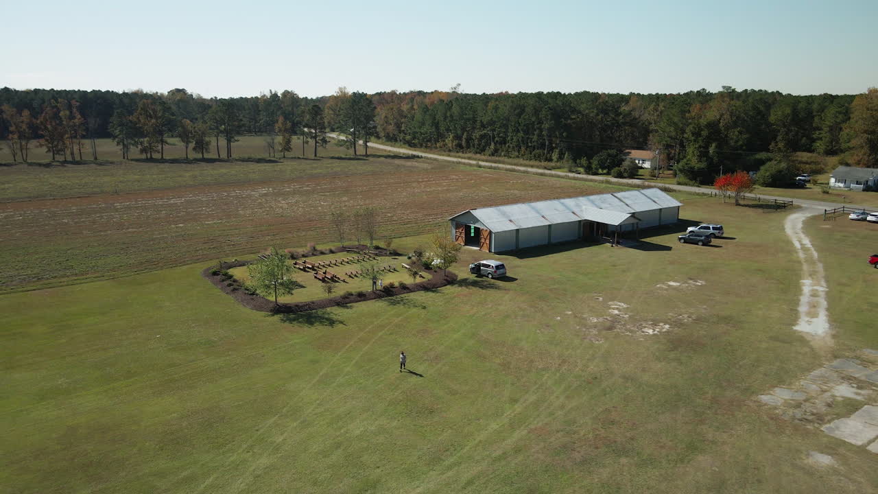 lugar para bodas establecido en tierras de cultivo en burgaw, sobrevuelo aéreo de carolina del norte