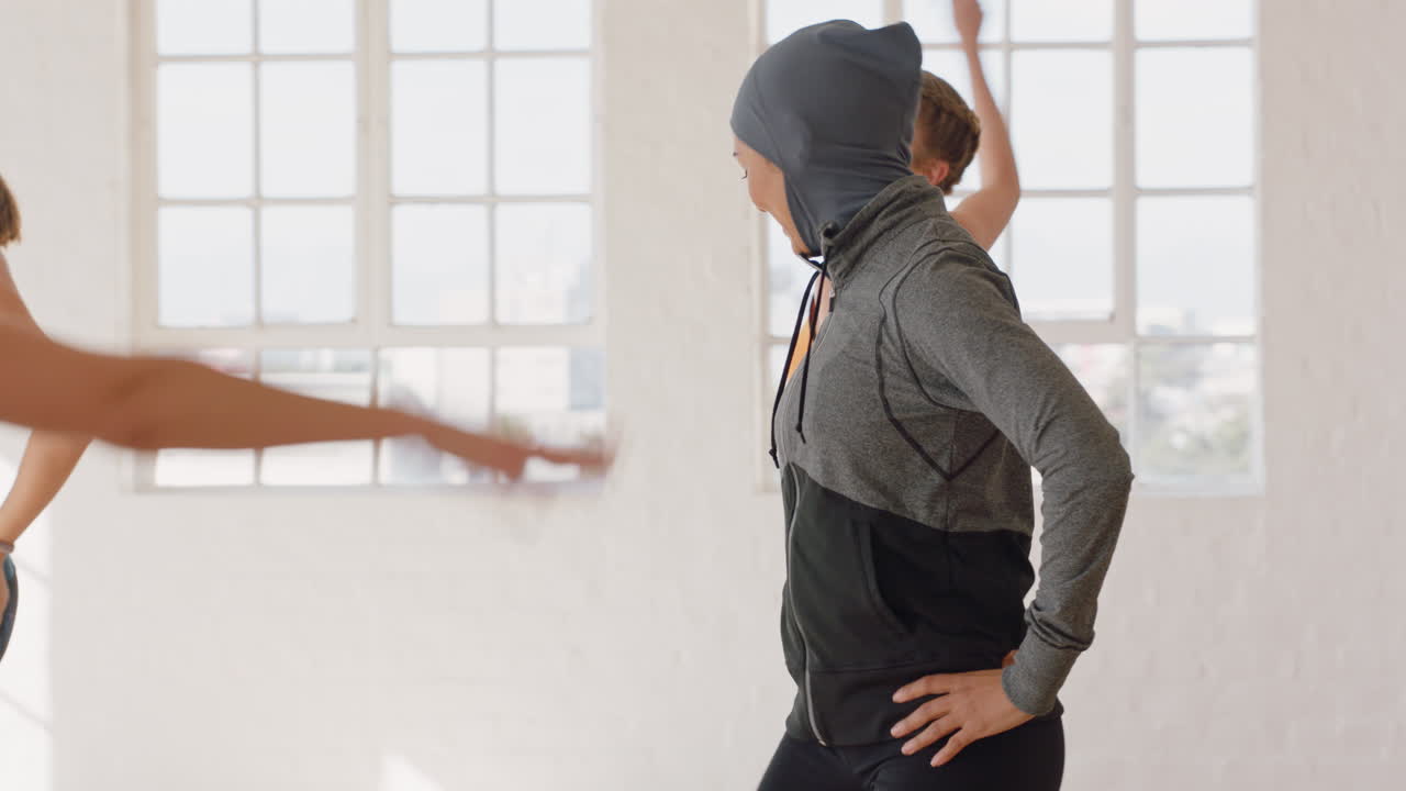 행복한 이슬람 여성 댄스 그룹 건강한 사람들이 운동을 즐기고 피트니스 스튜디오에서 즐겁게 안무 댄스 동작을 연습합니다.