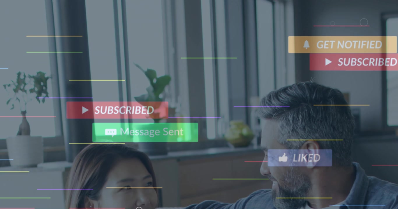 Avvio della riproduzione che causa la comparsa di riquadri e linee 'Iscriviti' social, oscurando una coppia sul divano e mostrando il fermento.