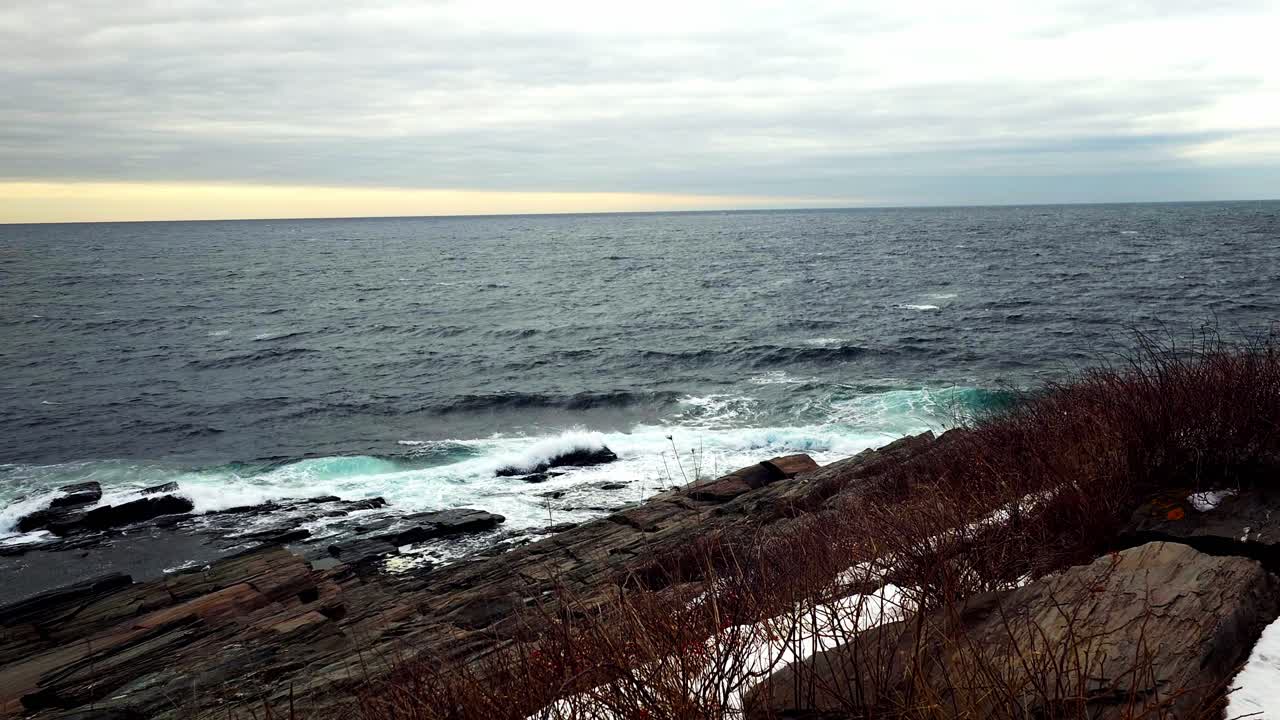 Rochers de granit et vagues au parc d'État Two Lights, Cape Elizabeth, Maine.