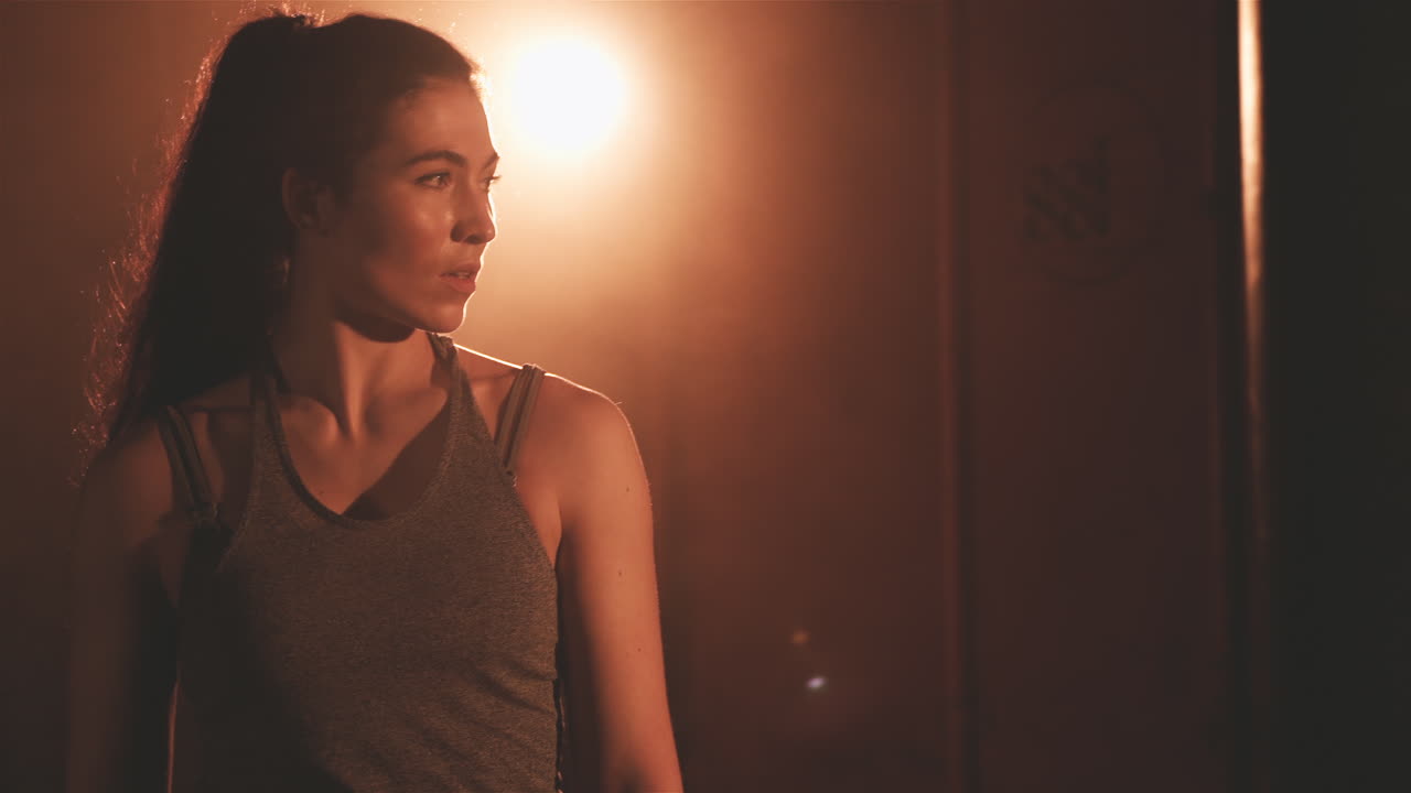 혼혈 해커 팀이 사이버 범죄를 저지른 다음 범죄 장소에서 도망치고 처벌을 피하고 밤에 어두운 방을 나갑니다.