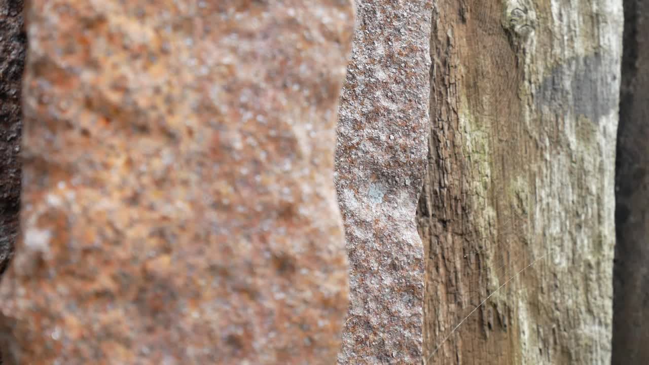 винтажный винтажный выветрившийся деревянный текстурированный амбарный брус и ржавая стальная поверхность тележки слева