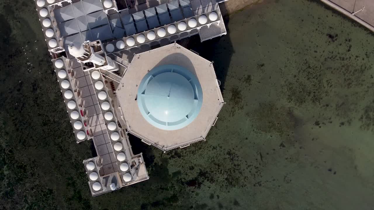 흰색 건물이 있는 장엄한 해안선 부두, 공중 하향식 전망