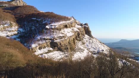 picos de montañas nevadas con acantilados y vistas a la ciudad