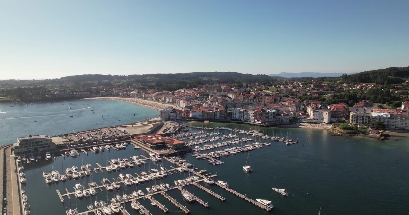 Vista aerea della splendida città costiera di Sanxenxo in Galizia, Spagna.