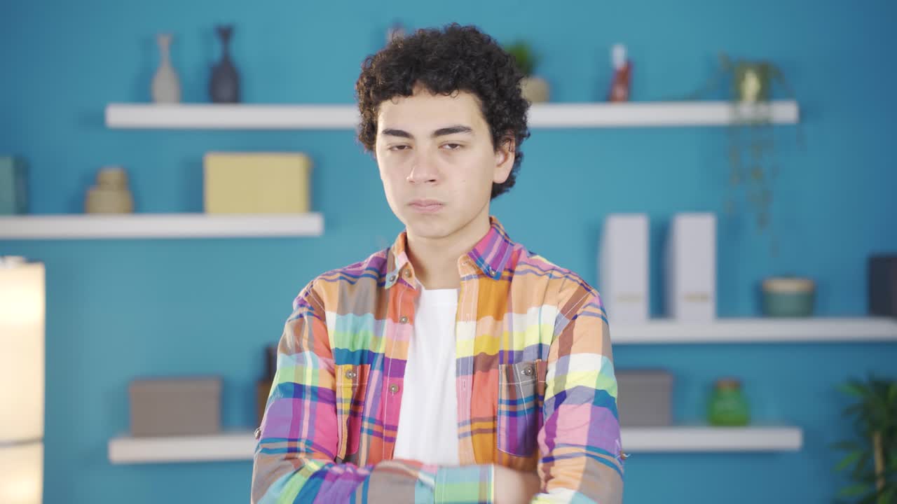 소년은 가혹한 경고로 경고합니다.