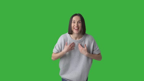 mujer extática agitando sobre el fondo verde