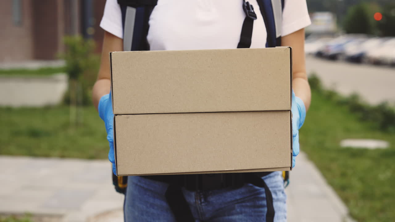 persona de entrega que tiene paquetes