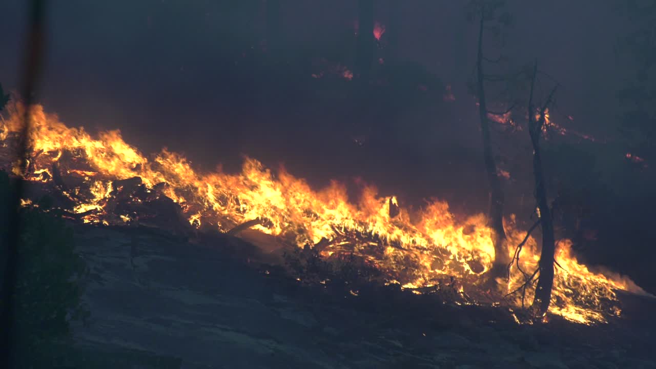 마을에서 불타는 산불