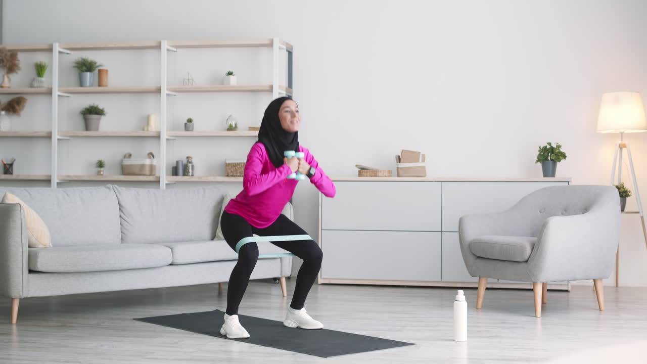 Donna che fa squat con fascia di resistenza e manubri a casa
