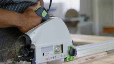 carpintero nivelando la madera con una máquina de pulir 4k