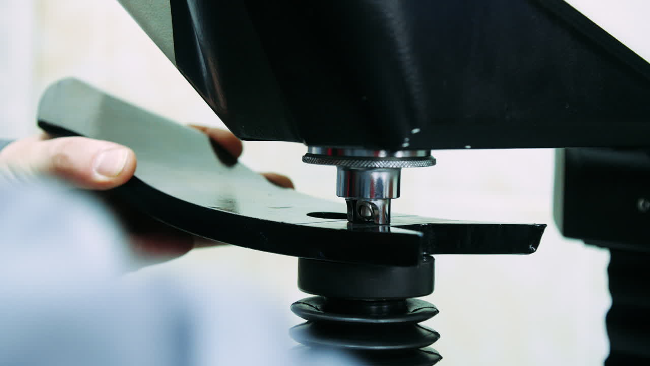 공장에서의 현대 산업 장비. 기계에서 부품의 정밀한 가공