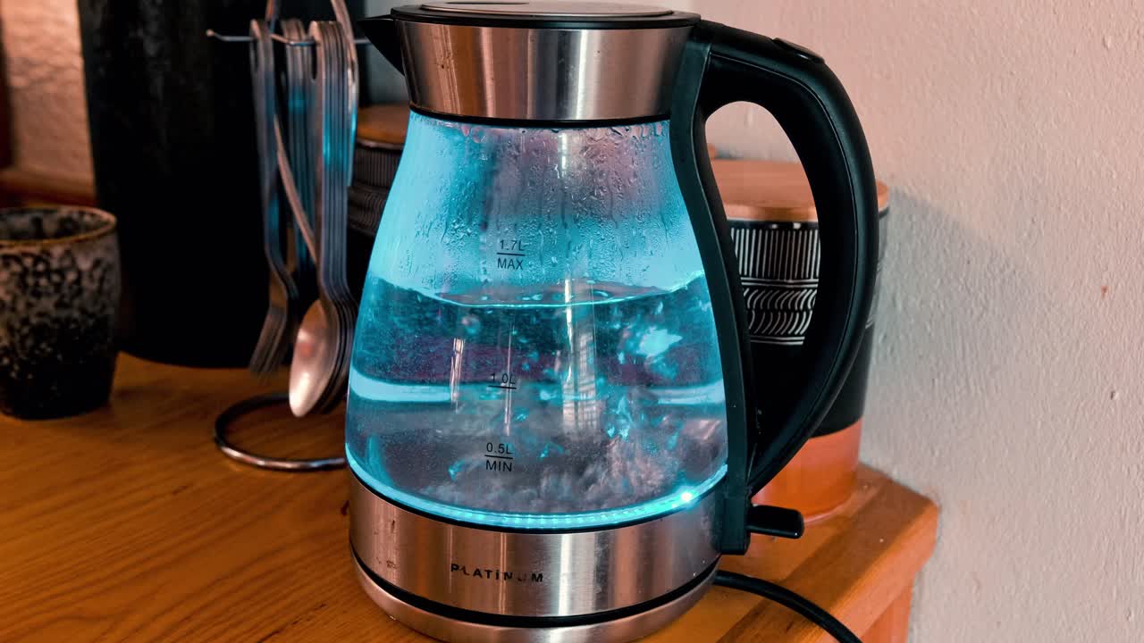 Un bollitore in ebollizione con un LED blu.