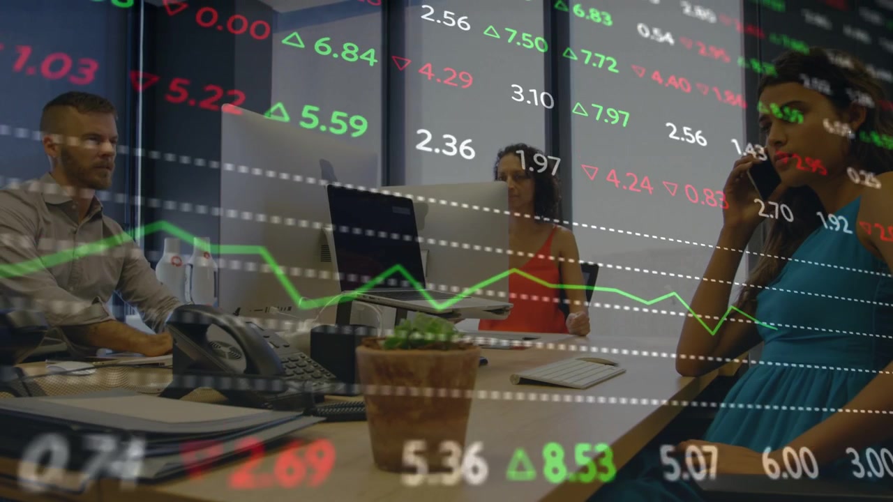 Equipo de tres personas monitoreando la transmisión del mercado en vivo, cotizaciones y gráfico superpuestos en la mesa para decisiones de trading
