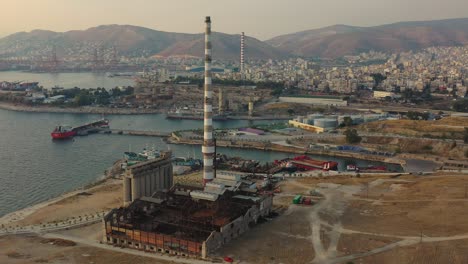 Antena---Primer-Plano-De-La-Fábrica-Abandonada-En-Drapetsona,-Grecia