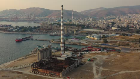 antena - primer plano de la fábrica abandonada en drapetsona, grecia