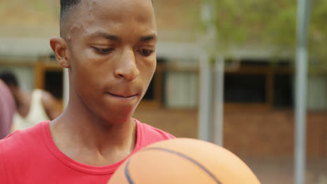 jugador de baloncesto girando la pelota en el dedo