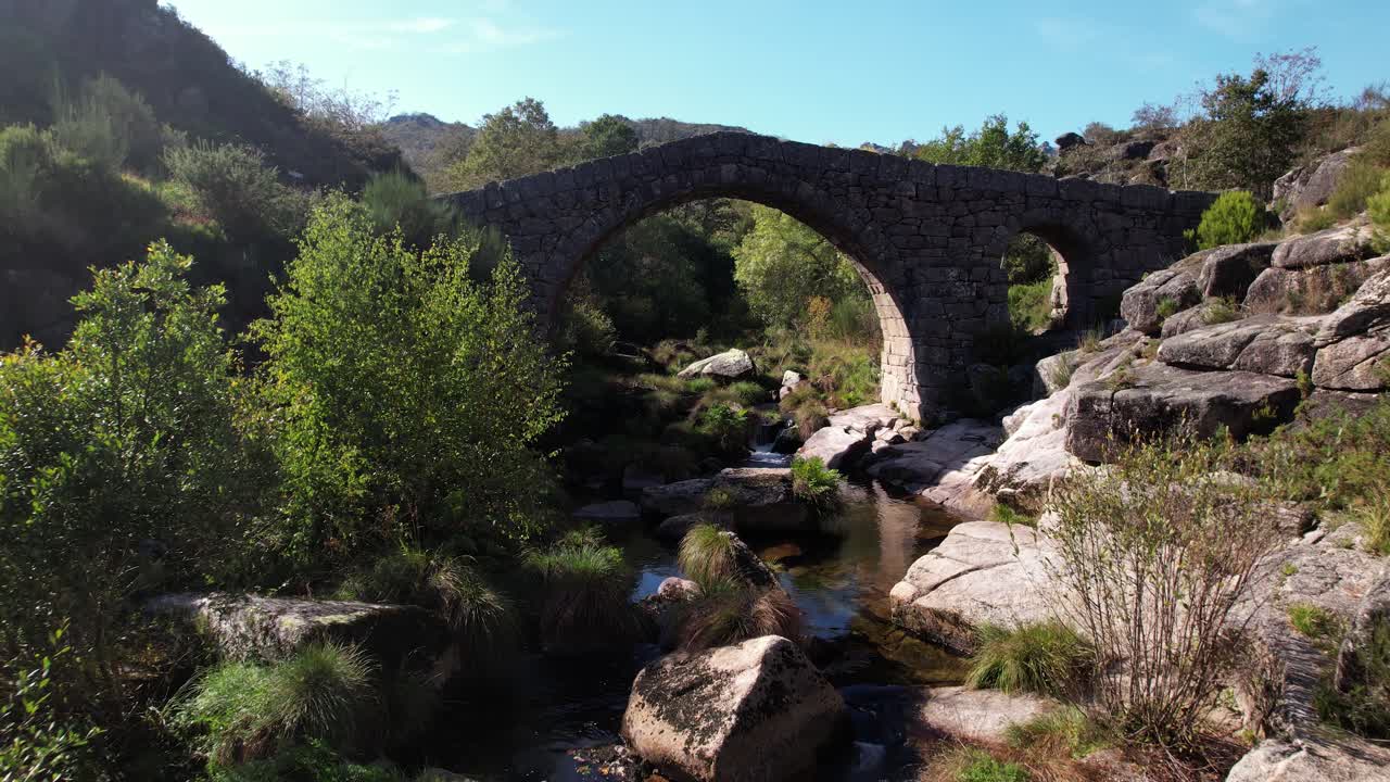 volando sobre el antiguo puente de piedra sobre el hermoso río